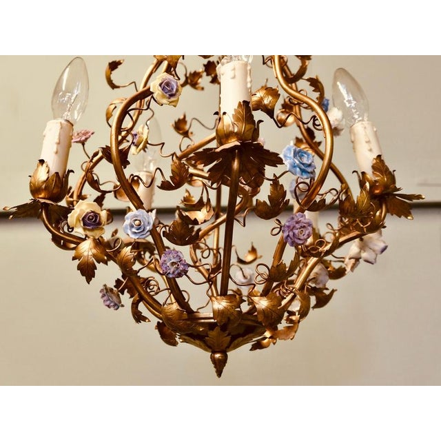 French Toleware Gilt and Ceramic Flower 5-Bulb Chandelier, 1930 For Sale - Image 6 of 8