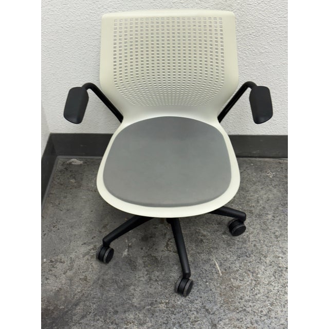 Off-white Knoll Multigeneration Light Task Chair For Sale - Image 8 of 12