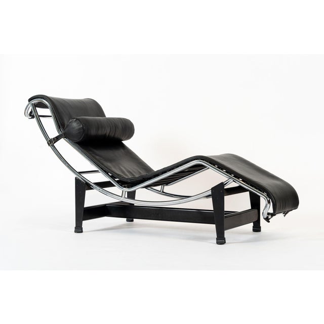 This original Cassina LC4 chaise lounge chair designed by Le Corbusier was produced in May of 2006 and features a black...