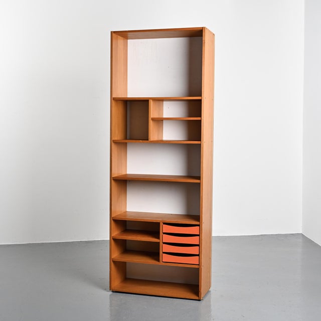 Bookcase designed by Pierre Guariche for the La Plagne ski resort, produced by Negroni in the 1960s. Made of pine, it...