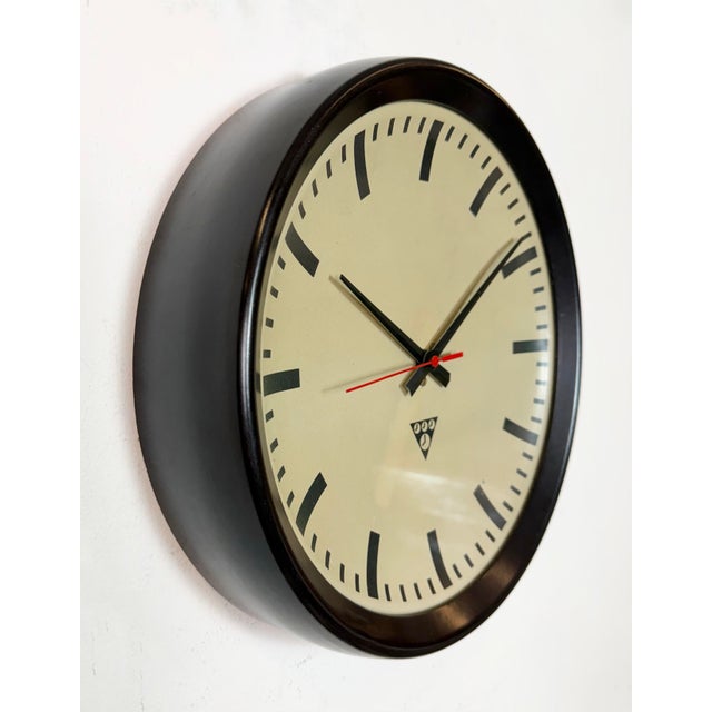 1960s Industrial Brown Bakelite Factory Wall Clock from Pragotron, 1960s For Sale - Image 5 of 18