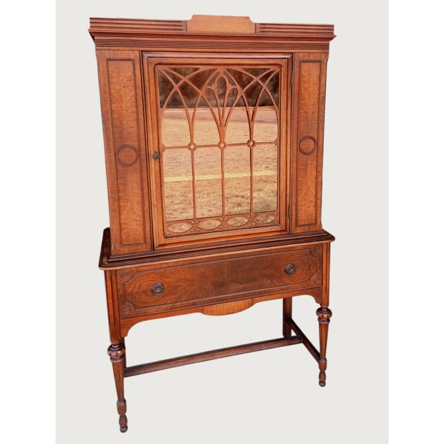 Antique 1920s Federal Hepplewhite Revival Walnut China Cabinet Display Hutch For Sale In Dallas - Image 6 of 14