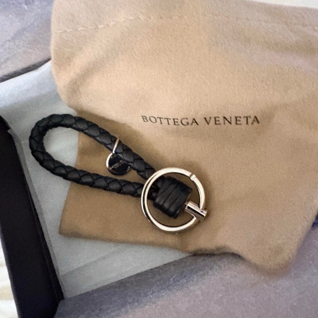 This is a brand new Bottega Veneta 100% Nappa Weave Lambskin Leather Key Chain. Together with a silver fab with the...