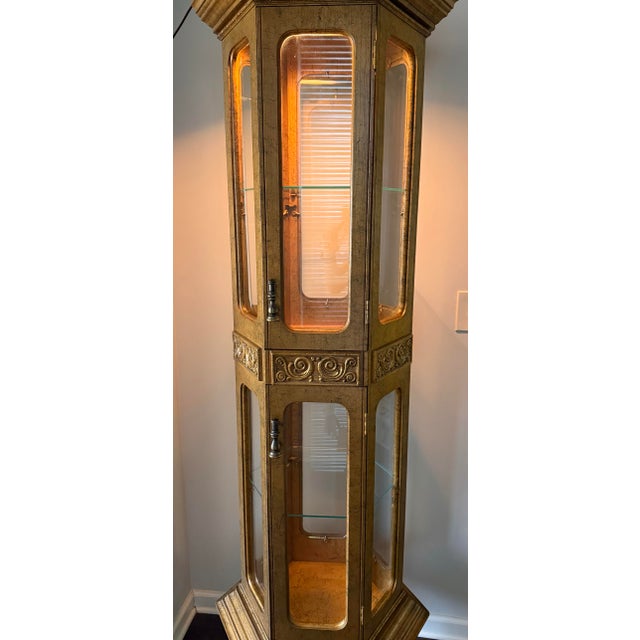 Hollywood Regency 1980s Hollywood Regency Hexagonal Parcel-Gilt Lighted Curio Vitrine Cabinet For Sale - Image 3 of 6