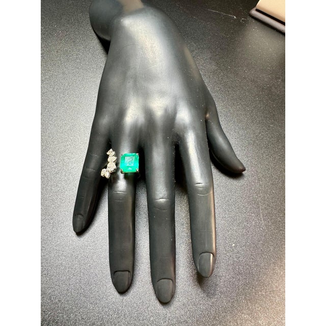 4.85 Ct Emerald Cut Emerald & 0.92 Ct Diamond Bypass Ring in 18 Kt Gold Size 7 For Sale - Image 10 of 18