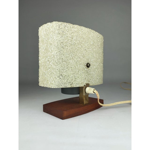 1960s Mid-Century Modern Table Lamp in Acrylic Granules and Teak Wood, 1960s For Sale - Image 5 of 12