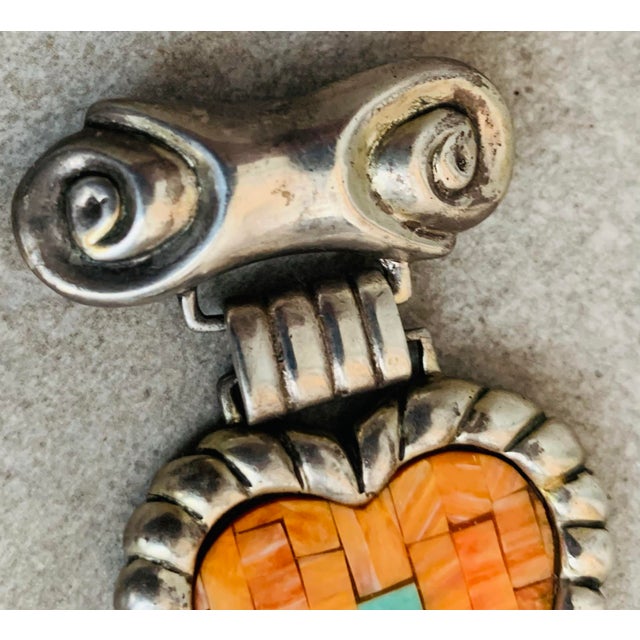 Metal Early Vintage 1980’s Dian Malouf Sterling Heart Pin/Brooch, Turquoise & Spiny Oyster Mosaic Center With Rope-Style Surround & Scroll Bar at the Top For Sale - Image 7 of 12