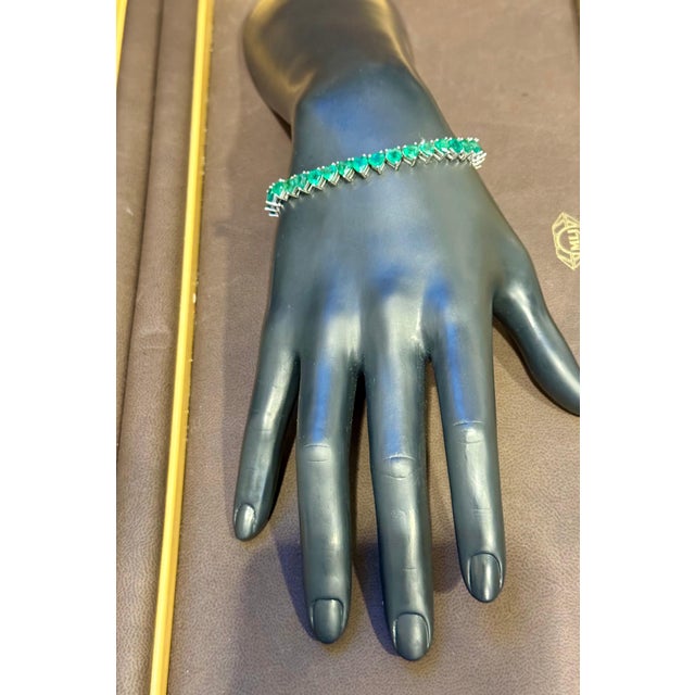 30 Ct Natural Heart Shape Emerald Cocktail Tennis Bracelet 14 Kt White Gold 7" For Sale In New York - Image 6 of 8