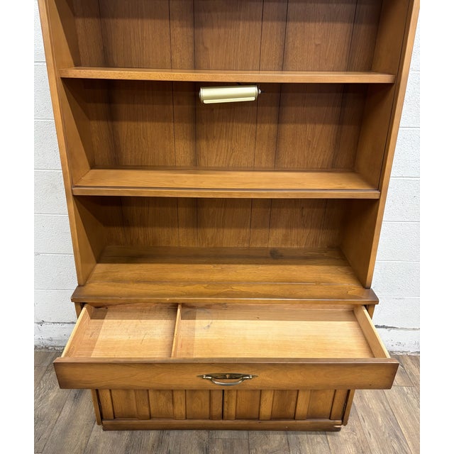 American of Martinsville Vintage American of Martinsvile MCM Lighted China Cabinet and Hutch For Sale - Image 4 of 17