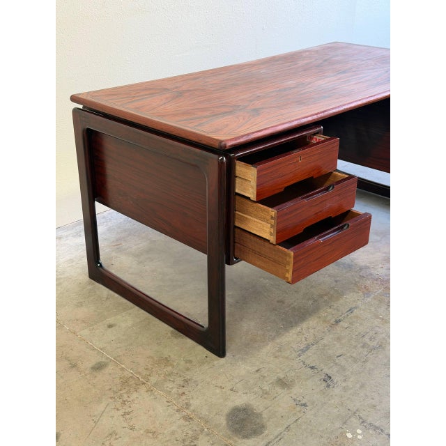 Mid 20th Century Vintage Dyrlund Danish Rosewood Executive Desk – Mid Century Modern Office Desk With Drawers For Sale - Image 5 of 10
