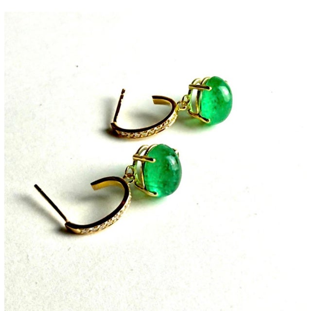 Green 14k Yellow Gold Hoop Drop Earrings With Cabochon Emeralds & Diamonds, A Pair For Sale - Image 8 of 8