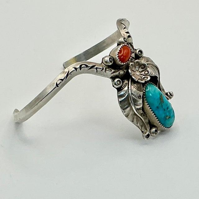 1950s Vintage Southwestern Navajo Turquoise, Coral & Sterling Cuff Bracelet For Sale - Image 9 of 11