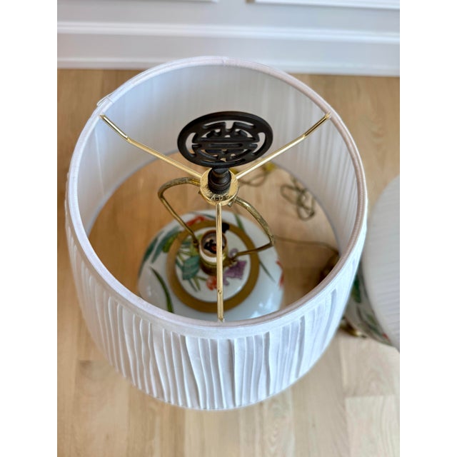 Chinoiserie Pair of Vintage Maitland-Smith Hand-Painted Porcelain Table Lamps, Brass Base, 1985 For Sale - Image 3 of 7