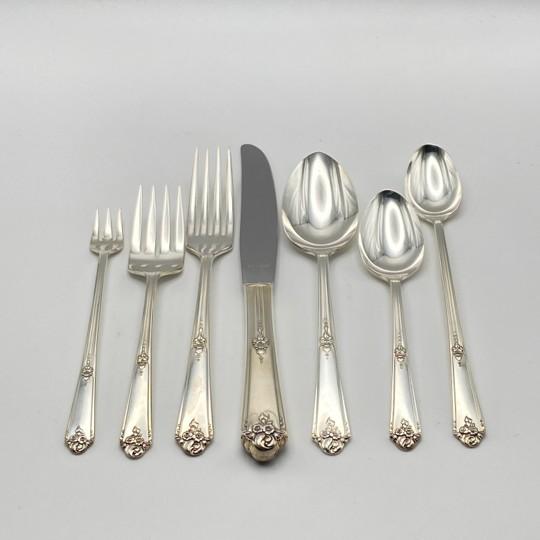 The “Sweet Briar” pattern (1948) from Oneida Silver features a delicate English rose pattern in silver plate. The set is...