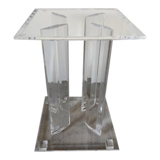 1980s Vintage Postmodern Design Sculptural Clear Lucite Side Table / Pedestal For Sale