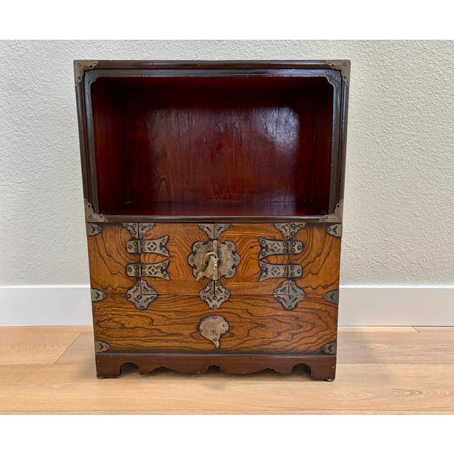 Chinoiserie Vintage Chinoiserie Small Chest/Side Table/Nightstand For Sale - Image 3 of 10