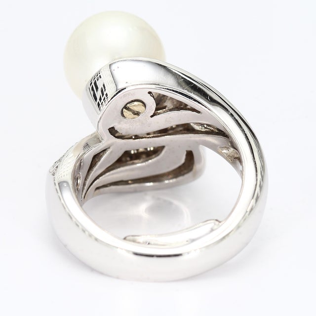 Contemporary 18k White Gold Bypass Ring With Pearl Center & Diamond Accents - Size 4 For Sale - Image 3 of 6