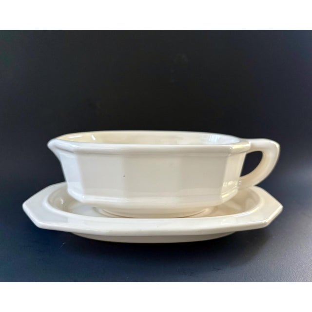 Vintage Pfaltzgraff Gravy Boat & Underplate – Heritage White (1963) This classic 2-piece set from Pfaltzgraff’s Heritage...