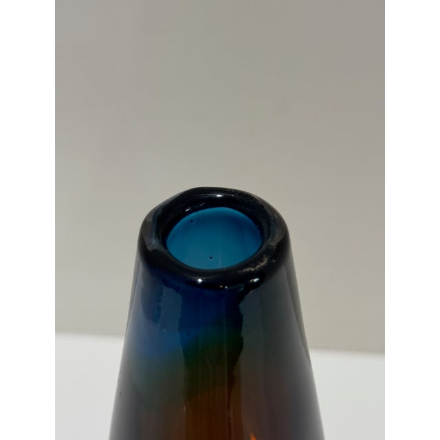 Vicke Lindstrand Mid 20th Century Signed Kosta Boda Vicke Lindstrand Art Glass Bud Vase For Sale - Image 4 of 4