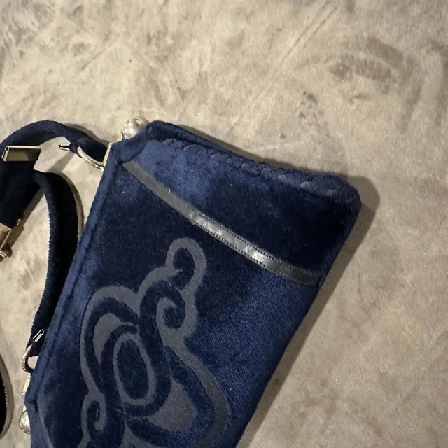 An Amazing 1980s Blue Velvet and Brass Italian Shoulder Bag For Sale - Image 4 of 13