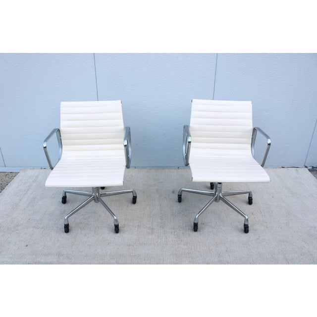 Metal Mid-Century Herman Miller Eames Aluminum Group Management Chair in White Leather For Sale - Image 7 of 18