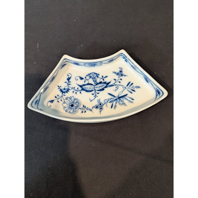 Antique Meissen Blue Onion 5-Piece Crescent Hors D’Oeuvre Set – Crossed Swords Mark For Sale In Providence - Image 6 of 10
