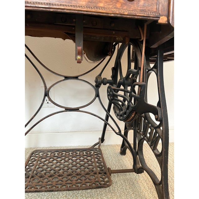 Antique 1903 'New Home' Treadle Sewing Machine Series B in Oak Cabinet Working Condition For Sale In Los Angeles - Image 6 of 12