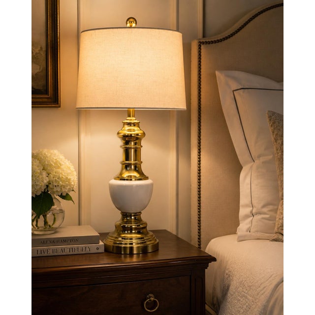 Hollywood Regency Vintage Polished Brass & White Ceramic Table Lamp With Linen Drum Shade & Oversized Brass Finial For Sale - Image 3 of 4