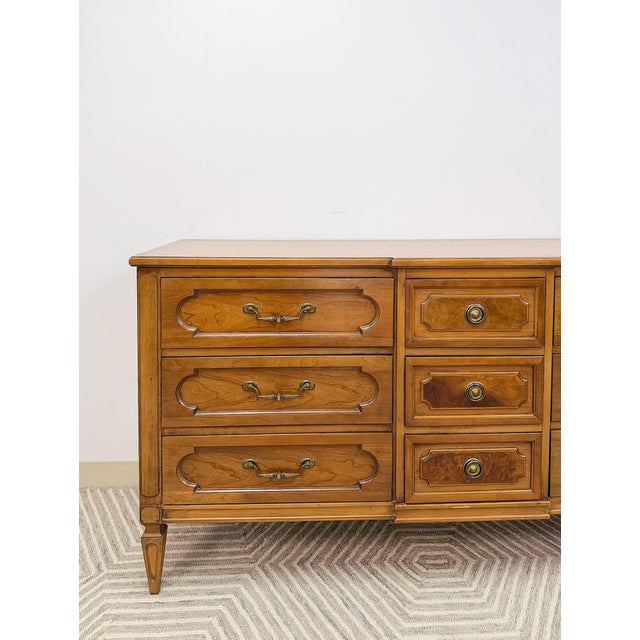 1970s Vintage Thomasville 9-Drawer Dresser Transitional Wood Chest MCM Ornate Long Boy For Sale - Image 5 of 15
