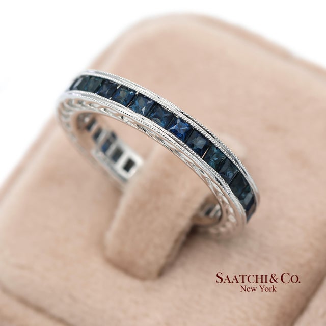 14k (585) White Gold All Around Natural Sapphire Engraving Band Ring, Size 6 For Sale In New York - Image 6 of 11