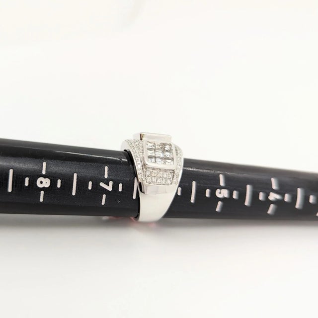 Metal White Diamond Round and Square Design Ring in 18K White Gold, size 6 For Sale - Image 7 of 7