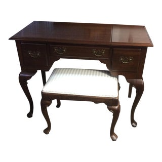 1970s Queen Anne Ethan Allen Vanity/Dressing Table With Stool - 2 Pieces For Sale