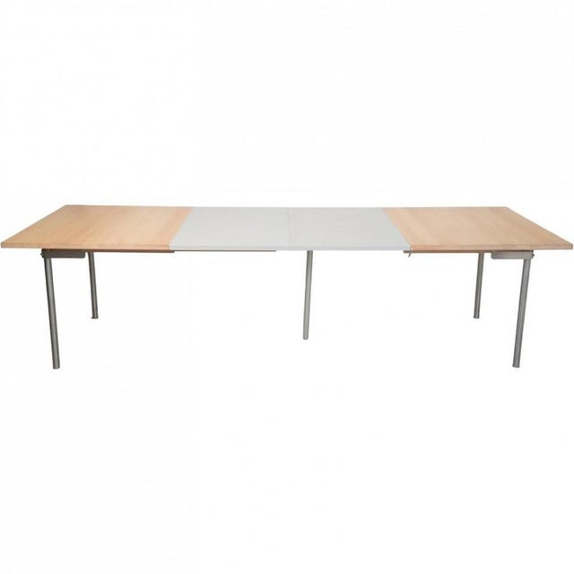 Hans Wegner 322 dining table with a table top of beech and a steel frame. The table is from the 2000s and appears in good...