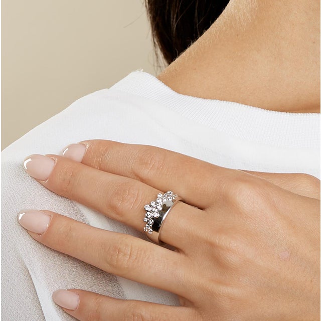 Contemporary Syna White Gold Band with Diamonds For Sale - Image 3 of 6