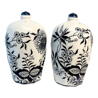 1950s Vintage Chinoiserie Japanese Blue Onion Salt and Pepper Shakers - A Pair. For Sale