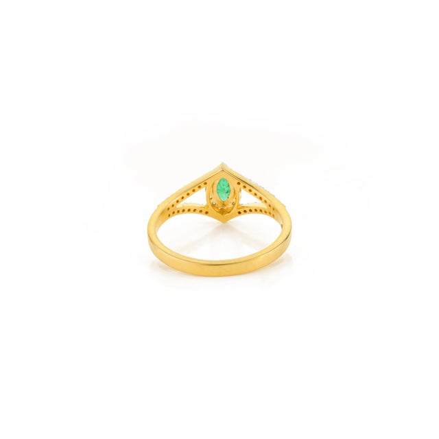 Metal 18k Yellow Gold Emerald Split Diamond Ring Size 6 For Sale - Image 7 of 11