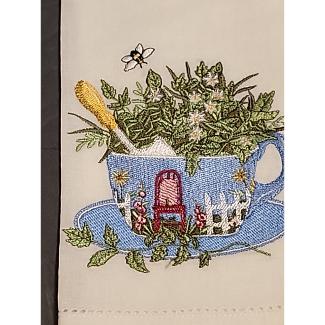 Vintage Embroidered Botanical Guest Towels - Set of 2 For Sale - Image 4 of 8