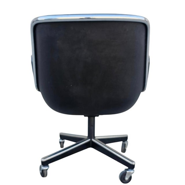 Mid-Century Modern MCM to Modern Executive Armchair by Charles Pollock for Knoll Black Leather & 4 Prong Swivel Base For Sale - Image 3 of 18