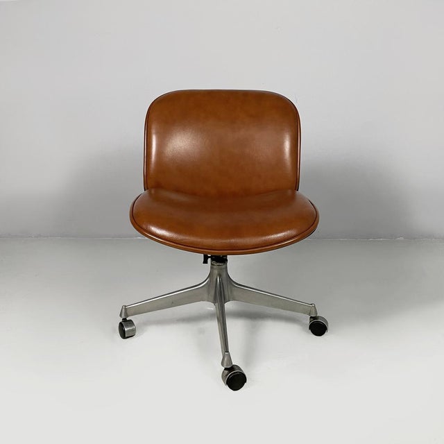 Italian modern office chairs by Ico Parisi for MiM, 1970s Pair of office chairs or armchairs with padded seat and...