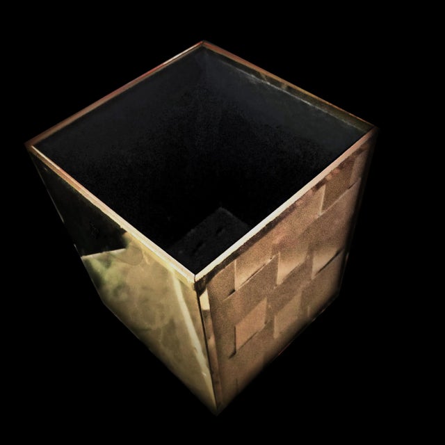 1970s Vintage Stylebuilt Accessories Ltd Hollywood Regency Style Woven Brass Wastebasket For Sale In Palm Springs - Image 6 of 8