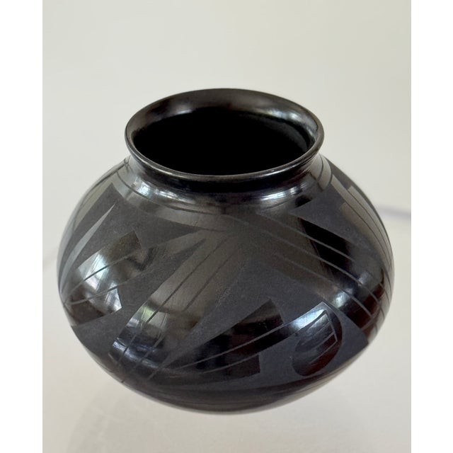 1990s 20th Century Mata Ortiz Black Earthenware Pot by Tomasa Mora For Sale - Image 5 of 11