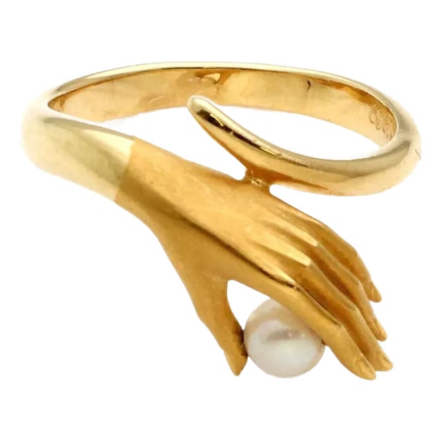 Carrera Y Carrera Pearl 18k Yellow Gold Hand Ring, Size 6 For Sale