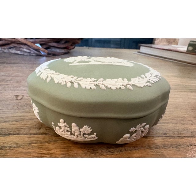 Josiah Wedgwood Vintage 1950 English Wedgwood Jasperware Green Neoclassical Relief Lidded Trinket Box For Sale - Image 4 of 10
