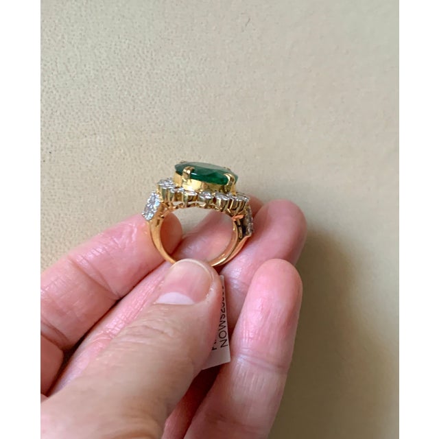 9.8 Carat Round Colombian Emerald and Diamond 18 Karat Gold Ring, Estate For Sale In New York - Image 6 of 18