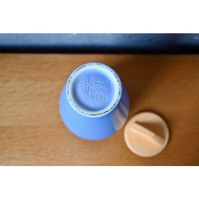 A specimen we'd never seen before, and one that immediately caught our eye: a Saint Clément vase with unexpected lines!...