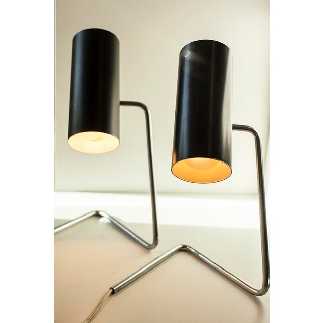 This table lamp, model 551, was designed by Gino Sarfatti for Arteluce. It is made from chromed and painted metal. This...