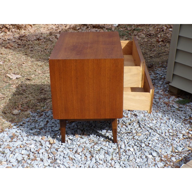 Wood Vintage Mid Century Modern Bassett Furniture Walnut Nightstand End Table For Sale - Image 7 of 12