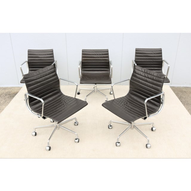 Herman Miller Mid-Century Modern Herman Miller Eames Aluminum Group Brown Leather Management Chair For Sale - Image 4 of 13