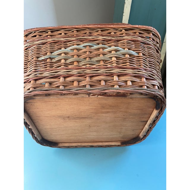 Premium Antique: 1920s Woven Wicker Picnic Trunk – Adirondack Great Camp / Heywood-Wakefield Style For Sale - Image 11 of 11