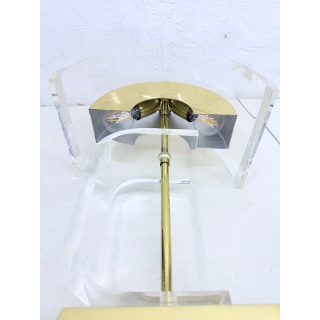 Gold Hollywood Regency Table Lamp in Acrylic and Gold-Plated Metal, 1970s For Sale - Image 8 of 16